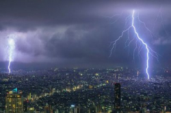 闪电相网上疯传，东京睡公主城堡险遭雷劈