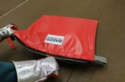 为防止手机起火爆炸美国航空公司将配备防火袋