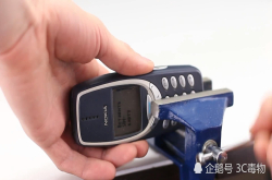 诺基亚3310面对高速旋转的纸能坚持住几秒