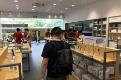 小米8白色版到店体验：性价比诱人 颜值控入手或许要三思