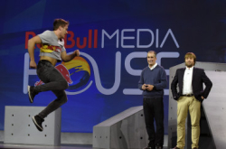 【CES2016】Intel、Oakley联手开发智能运动风镜RadarPace