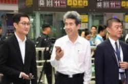 深圳地铁手机扫码过闸上线：马化腾现场体验(图)