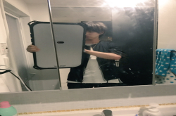 挑战使用世界最大手机保护壳生活一周