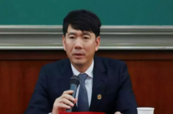 这位大叔卖鞋就像卖白菜 一年却卖出50个亿