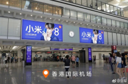 现场感受小米8香港首售 排队的人都数不过来