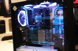 游戏外设就要RGB 香港展被腹灵亮瞎了