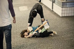 摄影师AdrianStorey捕捉日本人醉倒街头影像，反思当地饮酒文化