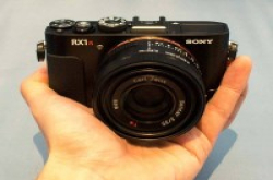 Sony香港发布两款旗舰紧凑型相机RX100MII和RX1R