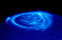与地球极光比如何？木星卫星旋转着错综复杂的极光