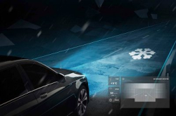 图案投射路面？Mercedes-Benz数码头灯面世！