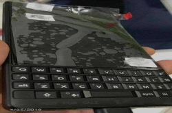 KeyOne续作？黑莓雅典娜谍照曝光物理键盘依旧保留