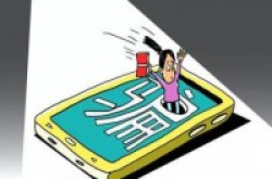 女子5千元网购手机被骗6万8连骗子都急了：别再转了