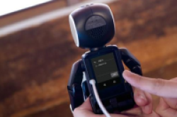 Sharp推出机器人手机RoBoHoN能陪小孩学走路