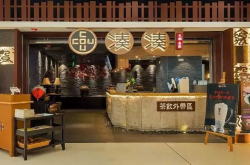呷哺呷哺欲靠凑凑死磕海底捞？是在自我救赎还是自我毁灭？