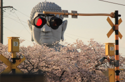 不要乱玩佛祖！错位法让布袋大佛戴上号志灯眼镜