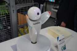 全家科技概念店开幕 机器人店长Robo为您服务