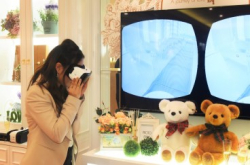 海外婚礼专门店助准新人用VR拣教堂