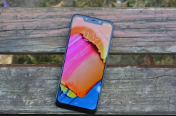 小米PocophoneF1手机海外正式惊艳亮相 海外友人：良心