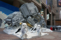 星战LEGO热6米高AT-AT登陆铜锣湾