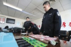 扮快递借手机5分锺内转走12万