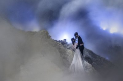马来西亚新人到活火山拍摄，浓烟包围仿佛到另一个星球