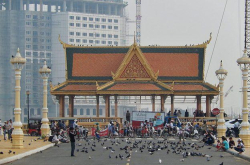 东南亚国家拼基建 柬埔寨拼摩天大楼