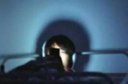 流言揭秘：黑暗中看手机易失明？不至于！