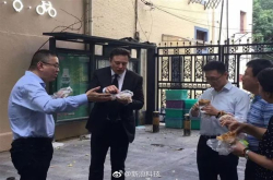 马斯克来中国吃煎饼果子：这画面感受下