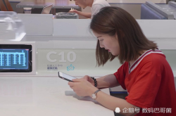 美女体验上海盒马机器人餐厅：选座点餐超方便机器人送餐到桌前