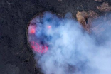 曾于火山旁露营兼爬入火山口拍摄，玩命25岁摄影师影到神秘笑脸