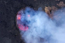 曾于火山旁露营兼爬入火山口拍摄，玩命25岁摄影师影到神秘笑脸