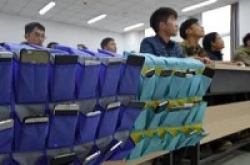 高校推“无手机课堂”“低头族”如何才能抬头