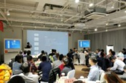 雷军晒小米手机主管开会眼尖网友发现亮点