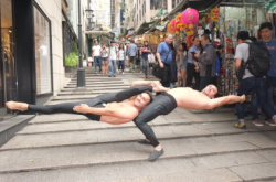 玩命杂技团来港大力士中环玩快闪