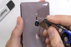 SonyXperiaXZ2暴力测试：耐刮、火烧没事、无法弯折