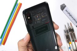小米8透明探索版暴力测试漂亮的骁龙处理器是塑料做的