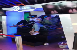 小哥公共场合玩VR被吓失了智羞耻PLAY惨被群众拍照