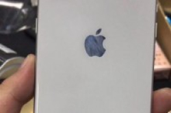 新鲜拆封的iPhone8Plus：瞬间膝盖一软！