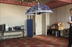 不想用手拿伞？用大疆做的雨伞无人机了解一下