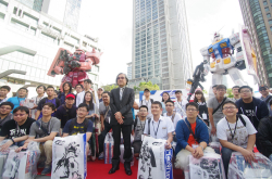 钢弹挺立在信义区，时代百货GundamdocksatTaiwan特展正式开展