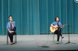 女检察官弹唱抵制校园贷歌曲