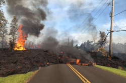 美国火山持续大规模爆发 岩浆喷射90米高空 地表多处裂缝释放致命毒气