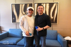 荣耀将与星爷电影展开合作？总裁赵明和周星驰谈笑风生