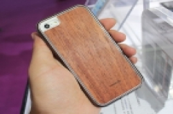 因乐新款iPhone木质手机后壳亮相Macworld