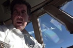 两机长万米高空用手机互传图片画面看呆