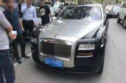 辽宁一劳斯莱斯追尾出租车 出租车司机：幸好不是我撞它