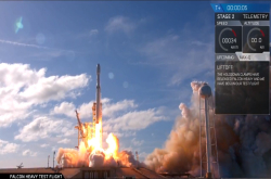 踏出让私人爱车成为宇宙标的的第一步！SpaceXFalconHeavy火箭顺利载着ElonMusk的TeslaRaodster升空