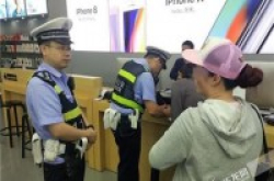 女子买手机被告知不买配套服务会死机退货遭拒