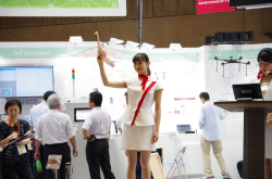 CEATEC2017：ROHM罗姆半导体全新遥控纸鹤登场，这次还与和纸大师打造金箔版本