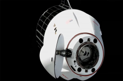 SpaceX货运龙飞船抵站 送上最后一套太阳翼
